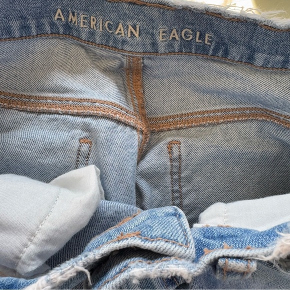 American Eagle Mom Jeans Light Wash Destroyed Size 6 SHORT - Picture 3 of 5